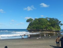 Wisatawan Terpukau Keindahan Pantai Madasari, Spot Instagramable Bikin Betah