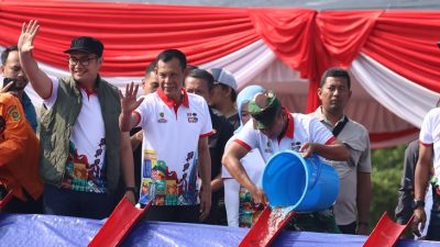 Wabup Ade Ruhandi Gaungkan Gemarikan dan Tebar Ribuan Benih Ikan di Situ Plaza Cibinong